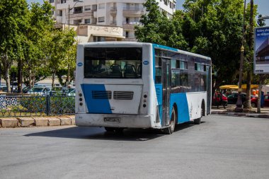 Fez, Fas - 14 Haziran 2022 'de Fas' taki Coronavirüs salgını sırasında Fez sokaklarında araba sürmek, maske takmak zorunludur.
