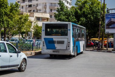Fez, Fas - 14 Haziran 2022 'de Fas' taki Coronavirüs salgını sırasında Fez sokaklarında araba sürmek, maske takmak zorunludur.