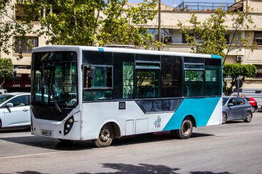 Fez, Fas - 14 Haziran 2022 'de Fas' taki Coronavirüs salgını sırasında Fez sokaklarında araba sürmek, maske takmak zorunludur.