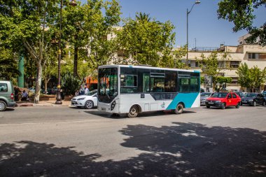 Fez, Fas - 14 Haziran 2022 'de Fas' taki Coronavirüs salgını sırasında Fez sokaklarında araba sürmek, maske takmak zorunludur.