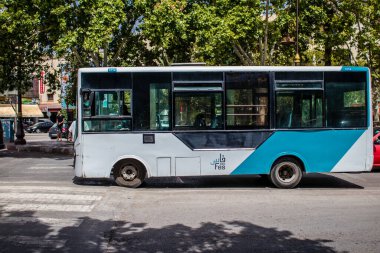 Fez, Fas - 14 Haziran 2022 'de Fas' taki Coronavirüs salgını sırasında Fez sokaklarında araba sürmek, maske takmak zorunludur.