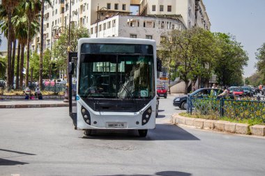 Fez, Fas - 14 Haziran 2022 'de Fas' taki Coronavirüs salgını sırasında Fez sokaklarında araba sürmek, maske takmak zorunludur.