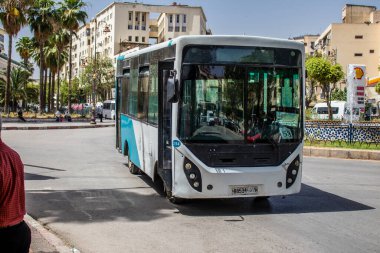 Fez, Fas - 14 Haziran 2022 'de Fas' taki Coronavirüs salgını sırasında Fez sokaklarında araba sürmek, maske takmak zorunludur.