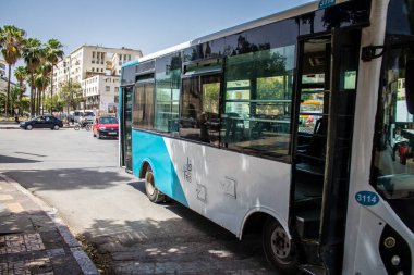 Fez, Fas - 14 Haziran 2022 'de Fas' taki Coronavirüs salgını sırasında Fez sokaklarında araba sürmek, maske takmak zorunludur.