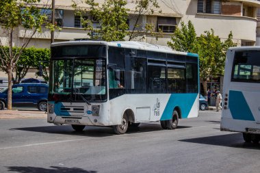 Fez, Fas - 14 Haziran 2022 'de Fas' taki Coronavirüs salgını sırasında Fez sokaklarında araba sürmek, maske takmak zorunludur.
