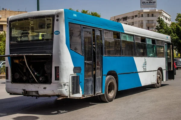 Fez, Fas - 14 Haziran 2022 'de Fas' taki Coronavirüs salgını sırasında Fez sokaklarında araba sürmek, maske takmak zorunludur.