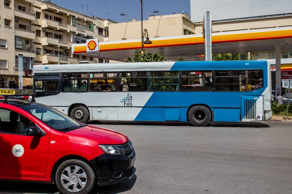 Fez, Fas - 14 Haziran 2022 'de Fas' taki Coronavirüs salgını sırasında Fez sokaklarında araba sürmek, maske takmak zorunludur.