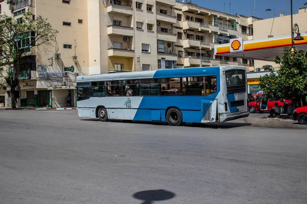 Fez, Fas - 14 Haziran 2022 'de Fas' taki Coronavirüs salgını sırasında Fez sokaklarında araba sürmek, maske takmak zorunludur.