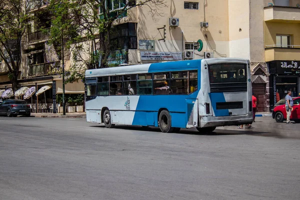 2022年6月14日 摩洛哥 在禽流感爆发袭击摩洛哥期间 巴士穿过法兹的街道 必须戴上口罩 — 图库照片