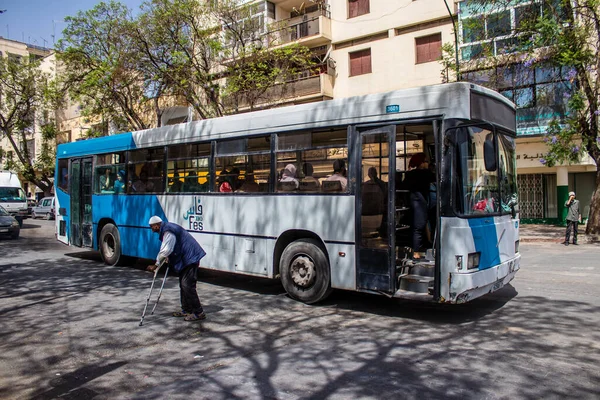 Fez, Fas - 14 Haziran 2022 'de Fas' taki Coronavirüs salgını sırasında Fez sokaklarında araba sürmek, maske takmak zorunludur.