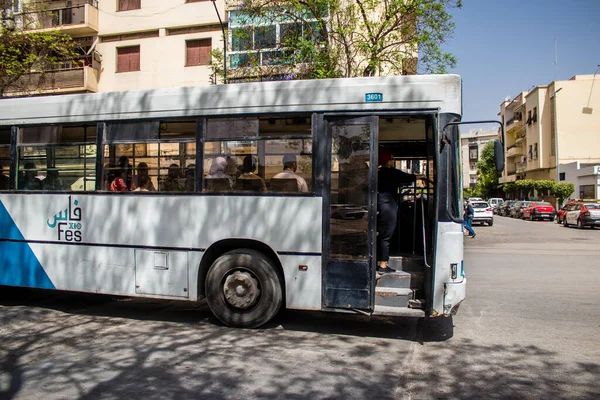 Fez Maroko Czerwca 2022 Autobus Jadący Ulicami Fez Podczas Epidemii — Zdjęcie stockowe