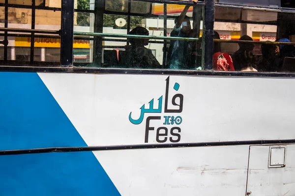 Fez, Fas - 14 Haziran 2022 'de Fas' taki Coronavirüs salgını sırasında Fez sokaklarında araba sürmek, maske takmak zorunludur.