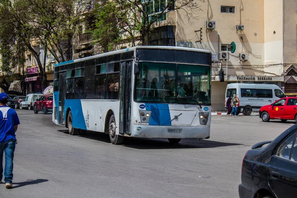 Fez, Fas - 14 Haziran 2022 'de Fas' taki Coronavirüs salgını sırasında Fez sokaklarında araba sürmek, maske takmak zorunludur.