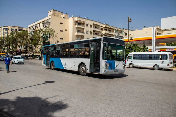 Fez, Fas - 14 Haziran 2022 'de Fas' taki Coronavirüs salgını sırasında Fez sokaklarında araba sürmek, maske takmak zorunludur.