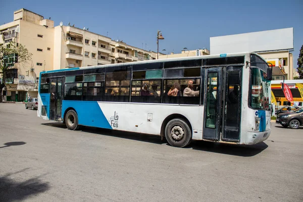 Fez, Fas - 14 Haziran 2022 'de Fas' taki Coronavirüs salgını sırasında Fez sokaklarında araba sürmek, maske takmak zorunludur.