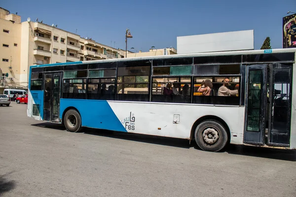 Fez, Fas - 14 Haziran 2022 'de Fas' taki Coronavirüs salgını sırasında Fez sokaklarında araba sürmek, maske takmak zorunludur.