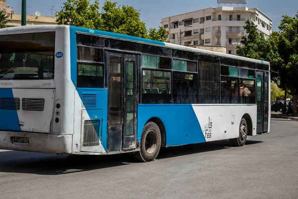 Fez, Fas - 14 Haziran 2022 'de Fas' taki Coronavirüs salgını sırasında Fez sokaklarında araba sürmek, maske takmak zorunludur.