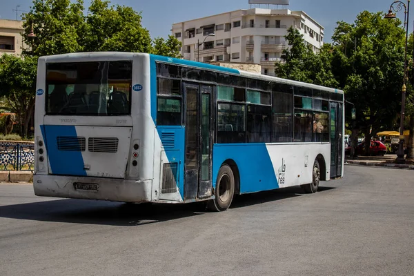 Fez, Fas - 14 Haziran 2022 'de Fas' taki Coronavirüs salgını sırasında Fez sokaklarında araba sürmek, maske takmak zorunludur.