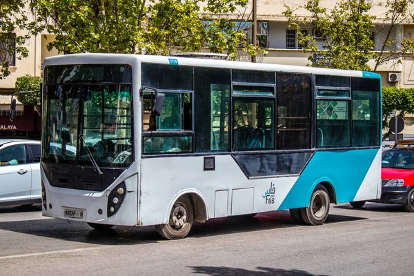 Fez Maroko Czerwca 2022 Autobus Jadący Ulicami Fez Podczas Epidemii — Zdjęcie stockowe