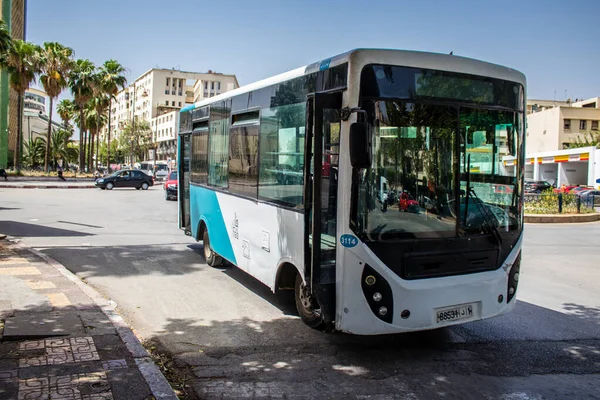 Fez, Fas - 14 Haziran 2022 'de Fas' taki Coronavirüs salgını sırasında Fez sokaklarında araba sürmek, maske takmak zorunludur.