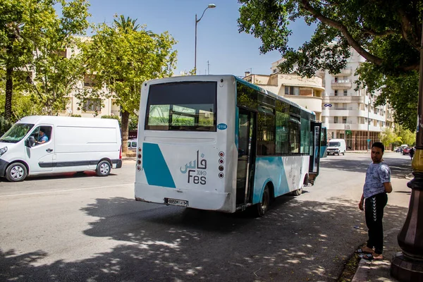 Fez, Fas - 14 Haziran 2022 'de Fas' taki Coronavirüs salgını sırasında Fez sokaklarında araba sürmek, maske takmak zorunludur.