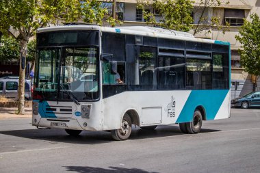 Fez, Fas - 14 Haziran 2022 'de Fas' taki Coronavirüs salgını sırasında Fez sokaklarında araba sürmek, maske takmak zorunludur.