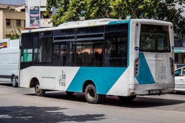 Fez, Fas - 14 Haziran 2022 'de Fas' taki Coronavirüs salgını sırasında Fez sokaklarında araba sürmek, maske takmak zorunludur.