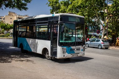 Fez, Fas - 14 Haziran 2022 'de Fas' taki Coronavirüs salgını sırasında Fez sokaklarında araba sürmek, maske takmak zorunludur.