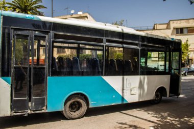 Fez, Fas - 14 Haziran 2022 'de Fas' taki Coronavirüs salgını sırasında Fez sokaklarında araba sürmek, maske takmak zorunludur.