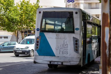 Fez, Fas - 14 Haziran 2022 'de Fas' taki Coronavirüs salgını sırasında Fez sokaklarında araba sürmek, maske takmak zorunludur.