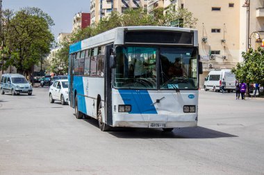 Fez, Fas - 14 Haziran 2022 'de Fas' taki Coronavirüs salgını sırasında Fez sokaklarında araba sürmek, maske takmak zorunludur.