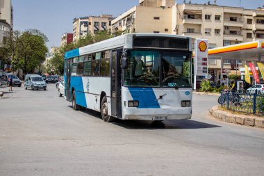 Fez, Fas - 14 Haziran 2022 'de Fas' taki Coronavirüs salgını sırasında Fez sokaklarında araba sürmek, maske takmak zorunludur.