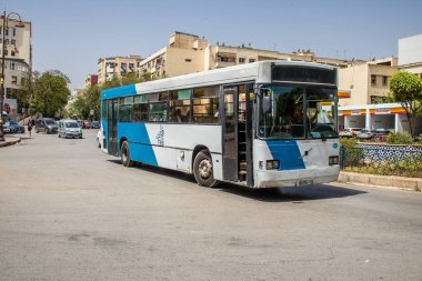 Fez, Fas - 14 Haziran 2022 'de Fas' taki Coronavirüs salgını sırasında Fez sokaklarında araba sürmek, maske takmak zorunludur.