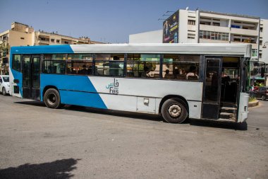 Fez, Fas - 14 Haziran 2022 'de Fas' taki Coronavirüs salgını sırasında Fez sokaklarında araba sürmek, maske takmak zorunludur.
