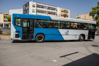 Fez, Fas - 14 Haziran 2022 'de Fas' taki Coronavirüs salgını sırasında Fez sokaklarında araba sürmek, maske takmak zorunludur.
