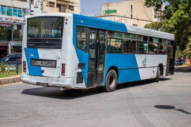 Fez, Fas - 14 Haziran 2022 'de Fas' taki Coronavirüs salgını sırasında Fez sokaklarında araba sürmek, maske takmak zorunludur.