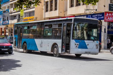 Fez, Fas - 14 Haziran 2022 'de Fas' taki Coronavirüs salgını sırasında Fez sokaklarında araba sürmek, maske takmak zorunludur.