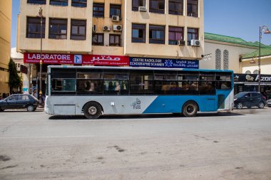 Fez, Fas - 14 Haziran 2022 'de Fas' taki Coronavirüs salgını sırasında Fez sokaklarında araba sürmek, maske takmak zorunludur.