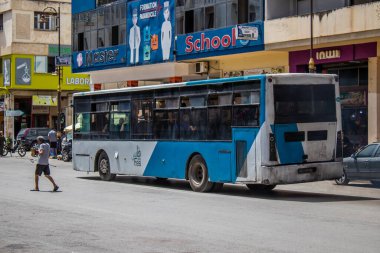 Fez, Fas - 14 Haziran 2022 'de Fas' taki Coronavirüs salgını sırasında Fez sokaklarında araba sürmek, maske takmak zorunludur.