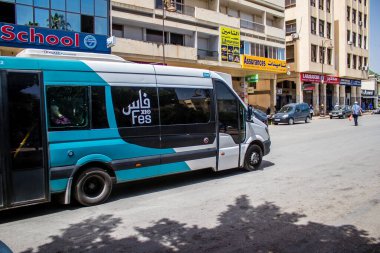 Fez, Fas - 14 Haziran 2022 'de Fas' taki Coronavirüs salgını sırasında Fez sokaklarında araba sürmek, maske takmak zorunludur.