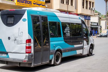 Fez, Fas - 14 Haziran 2022 'de Fas' taki Coronavirüs salgını sırasında Fez sokaklarında araba sürmek, maske takmak zorunludur.