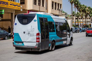 Fez, Fas - 14 Haziran 2022 'de Fas' taki Coronavirüs salgını sırasında Fez sokaklarında araba sürmek, maske takmak zorunludur.