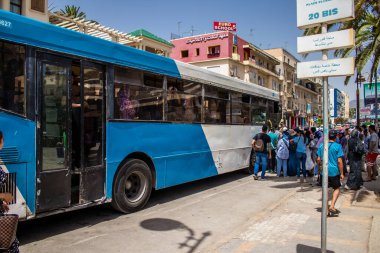 Fez, Fas - 14 Haziran 2022 'de Fas' taki Coronavirüs salgını sırasında Fez sokaklarında araba sürmek, maske takmak zorunludur.