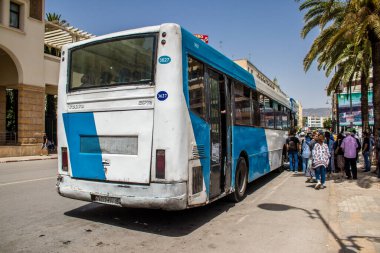 Fez, Fas - 14 Haziran 2022 'de Fas' taki Coronavirüs salgını sırasında Fez sokaklarında araba sürmek, maske takmak zorunludur.