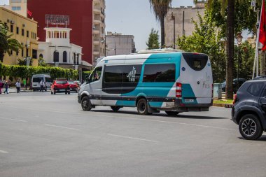 Fez, Fas - 14 Haziran 2022 'de Fas' taki Coronavirüs salgını sırasında Fez sokaklarında araba sürmek, maske takmak zorunludur.