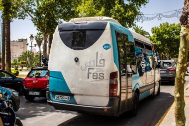 Fez, Fas - 14 Haziran 2022 'de Fas' taki Coronavirüs salgını sırasında Fez sokaklarında araba sürmek, maske takmak zorunludur.
