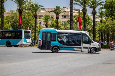 Fez, Fas - 14 Haziran 2022 'de Fas' taki Coronavirüs salgını sırasında Fez sokaklarında araba sürmek, maske takmak zorunludur.