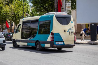 Fez, Fas - 14 Haziran 2022 'de Fas' taki Coronavirüs salgını sırasında Fez sokaklarında araba sürmek, maske takmak zorunludur.