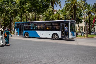 Fez, Fas - 14 Haziran 2022 'de Fas' taki Coronavirüs salgını sırasında Fez sokaklarında araba sürmek, maske takmak zorunludur.