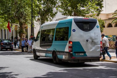 Fez, Fas - 14 Haziran 2022 'de Fas' taki Coronavirüs salgını sırasında Fez sokaklarında araba sürmek, maske takmak zorunludur.